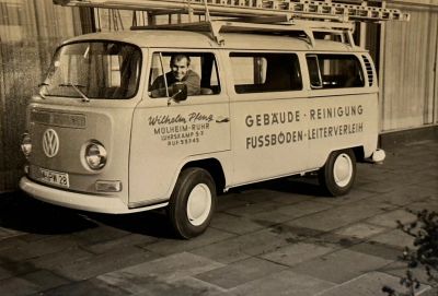 Wilhelm Pfeng im firmeneigenen VW-Bully in Mülheim an der Ruhr