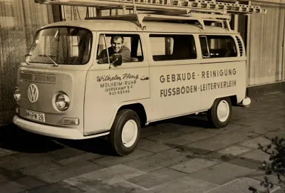 Wilhelm Pfeng im firmeneigenen VW-Bully in Mülheim an der Ruhr