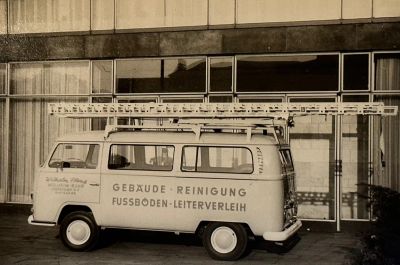 Historischer VW-Bully der Gebäudereinigung Pfeng mit Leiterträger